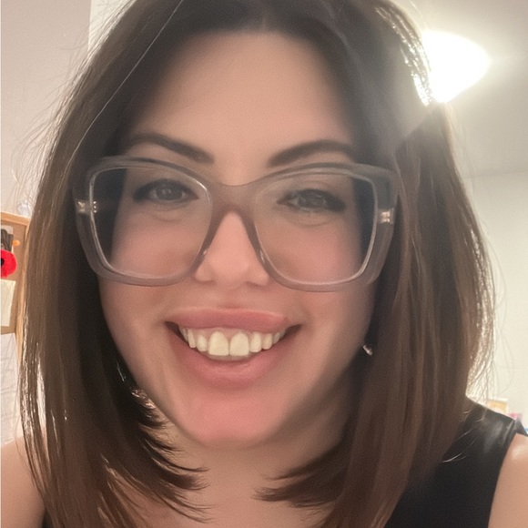 Meet your Posher, Claudia - Picture 1 of 1